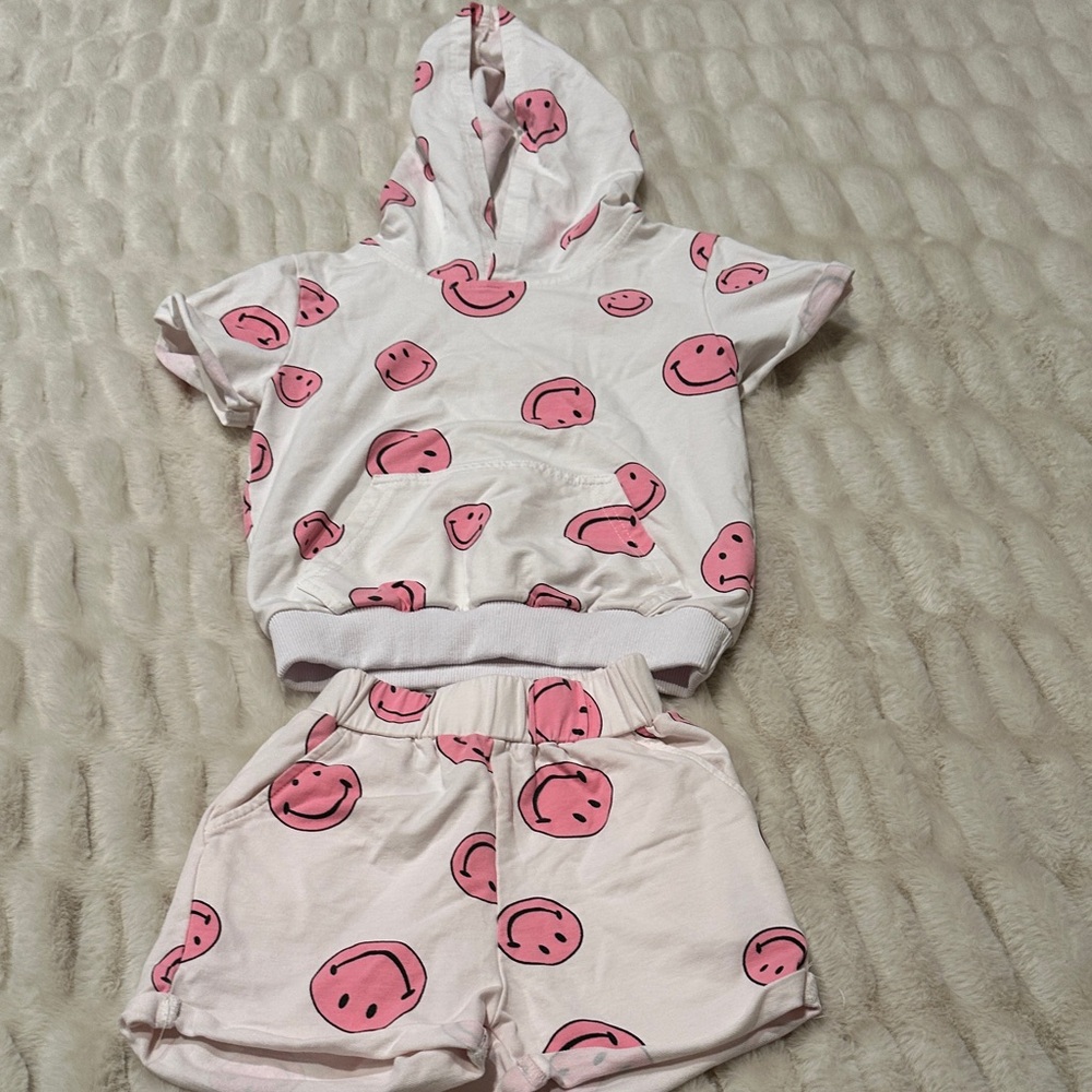 Lola girls size xsmsll 4-5 Smiley Face Kids short set.  Like new